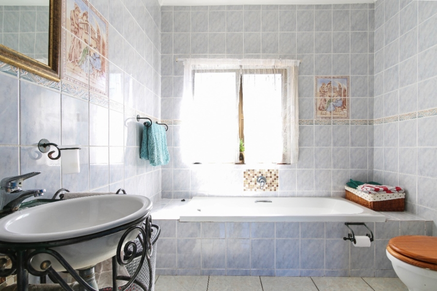 To Let 6 Bedroom Property for Rent in Sunset Beach Western Cape